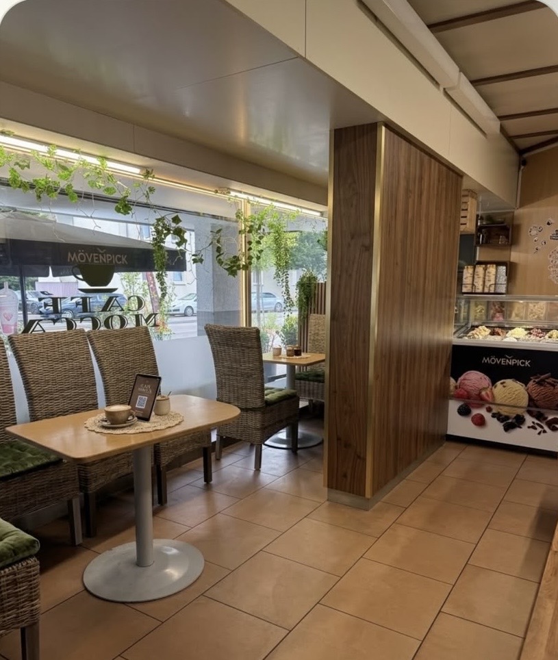 Sitzbereich im Cafe Mocca mit Korbstühlen und Mövenpick-Eistheke