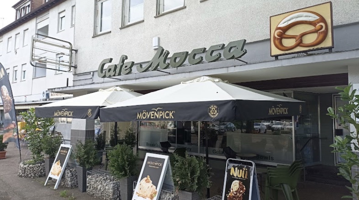 Außenansicht vom Cafe Mocca mit Mövenpick-Sonnenschirmen in Esslingen-Mettingen
