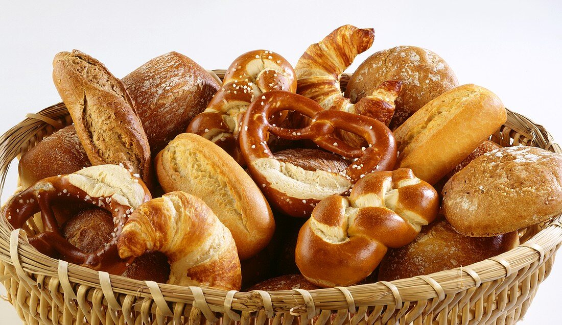 Korb mit frischen Backwaren, Brezeln und Croissants